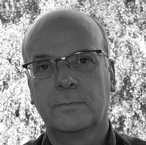 Porträtfoto in schwarz-weiß von Prof. Georg Verhülsdonk