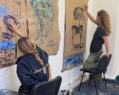 Ateliersituation der Kunst-Klasse bei Prof. Cron mit zwei Kunst-Studentinnen bei der Arbeit
