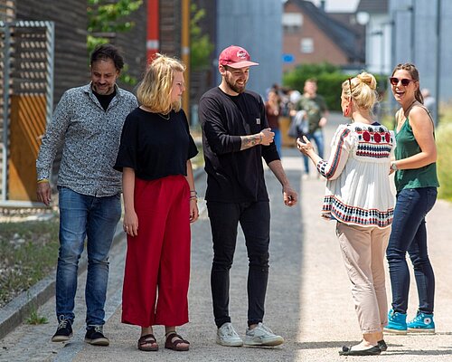 Studierende im Gespräch auf dem Campus der Alanus Hochschule