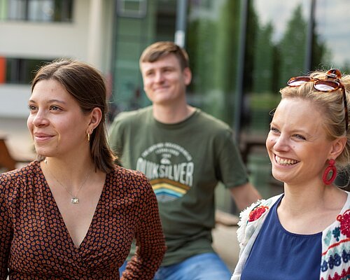 Studierende im Austausch am Campus II