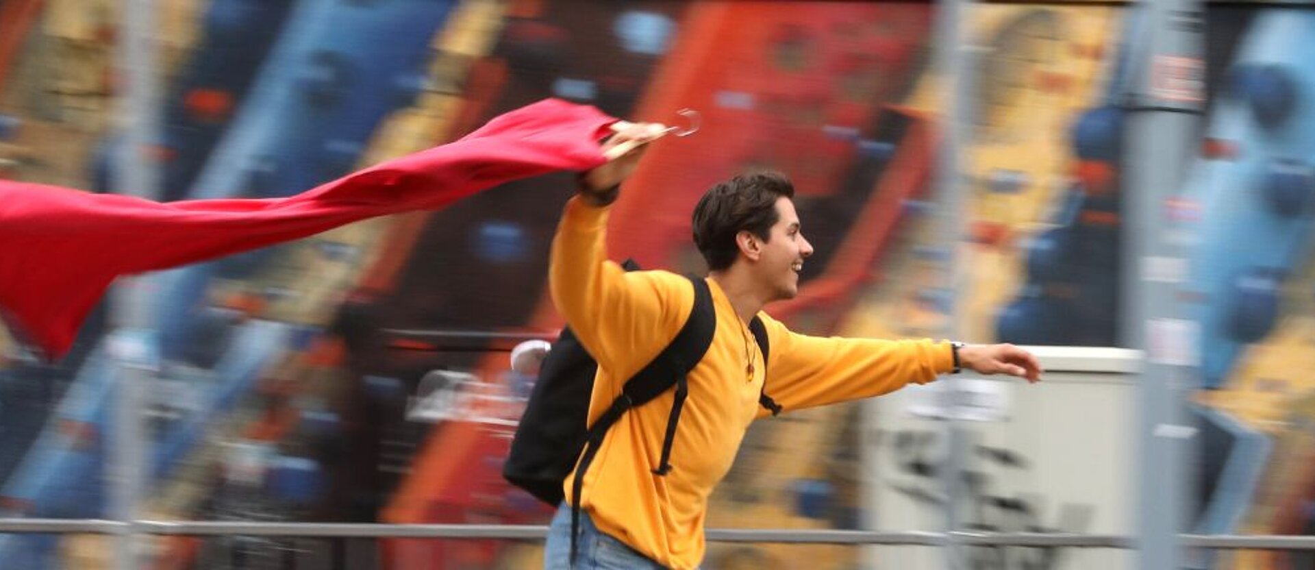 Eurythmiestudent auf Skateboard