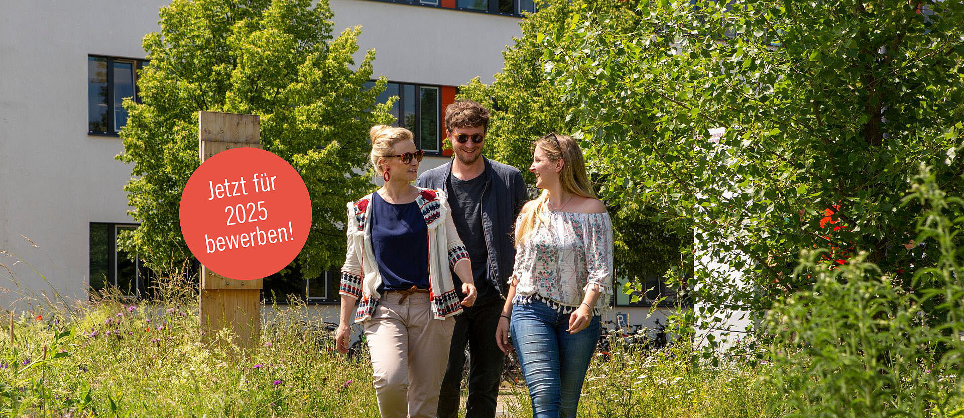 Studierende an Campus 1