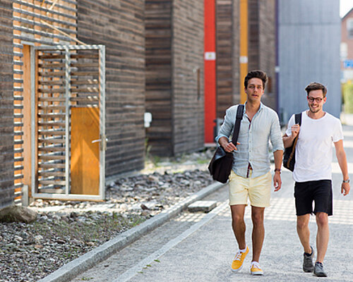 BWL-Studierende der Alanus Hochschule auf dem Weg zur Vorlesung.