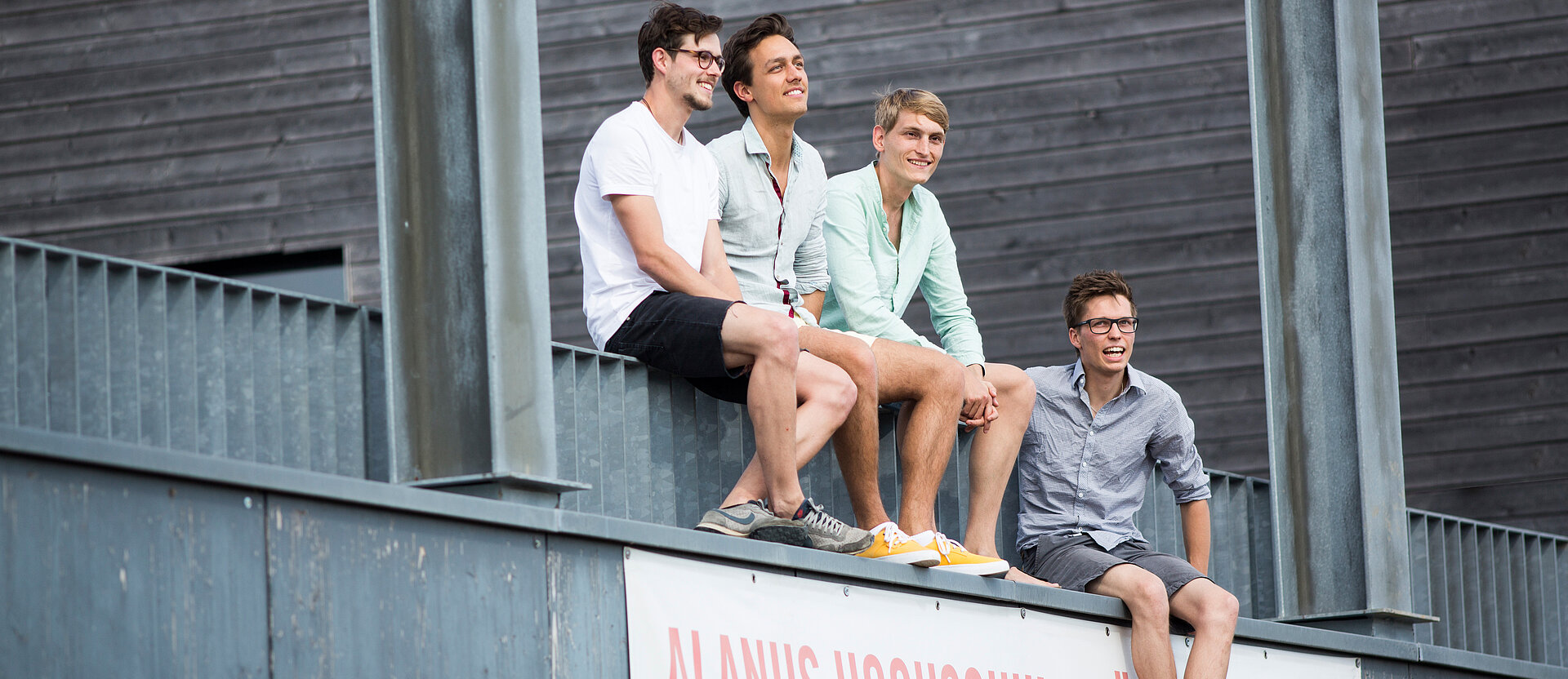 3 BWL-Studenten auf dem Dach am Campus II