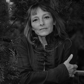 Porträtfoto in schwarz-weiß von Prof. Suzanne Ziellenbach