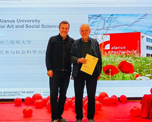 Prof. Dr. Jost Schieren zeichnet Christof Wiechert als Senior Research Fellow aus.