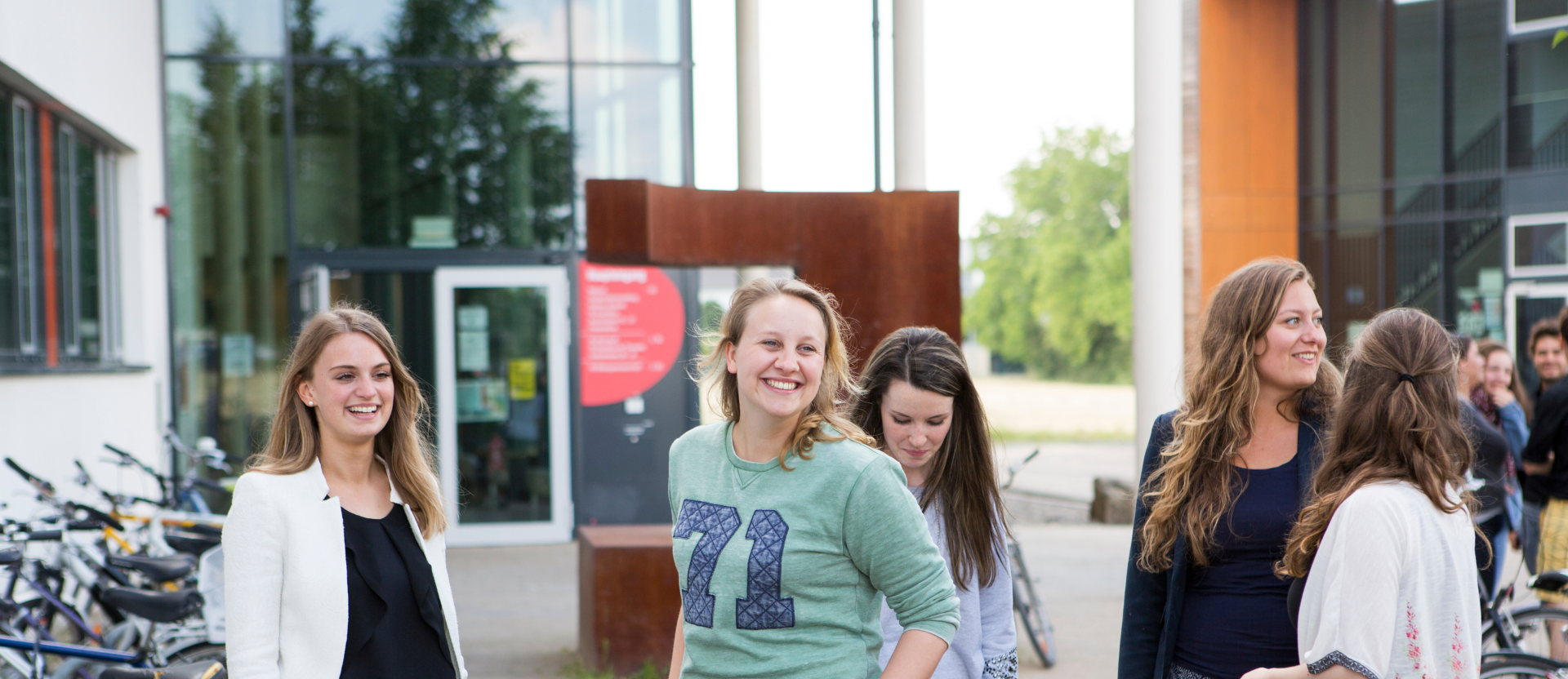 Studierende auf dem Campus