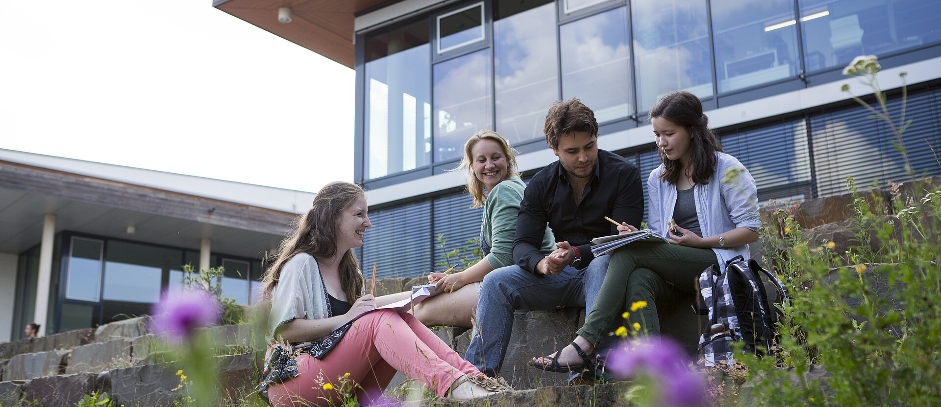 BWL-Studierende vor der Mensa am Campus II