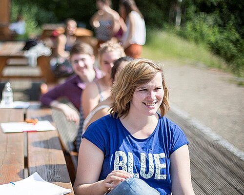 Studierende in der Pause vor der Mensa der Alanus Hochschule