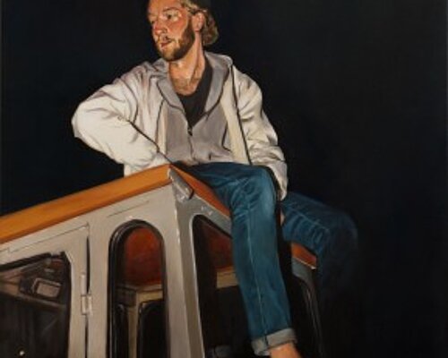 Kunstwerk von Leonard Fischer mit einem nachts auf einem Busdach sitzendem jungen Mann