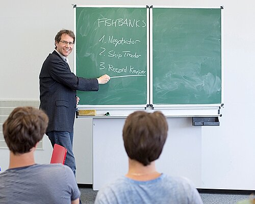 Professor Lars Petersen im Seminar mit den Studierenden des Bachelors Nachhaltiges Wirtschaften an der Alanus Hochschule