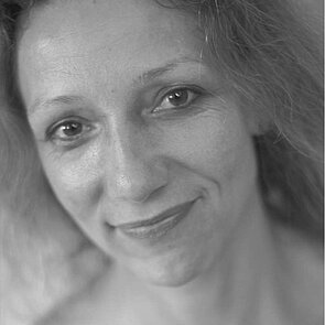 Porträtfoto in schwarz-weiß von Ilona Pászthy