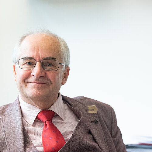 Porträt von Prof. Dr. Hans-Joachim Pieper, Rektor der Alanus Hochschule