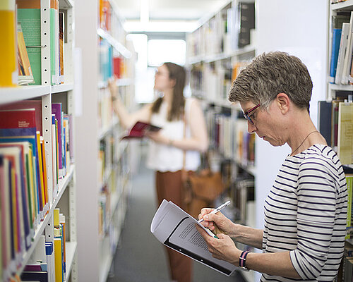 Studentin recherchiert in der Bibliothek