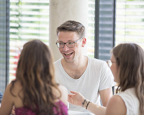 Kindheitspädagogik-Studierende im Gespräch