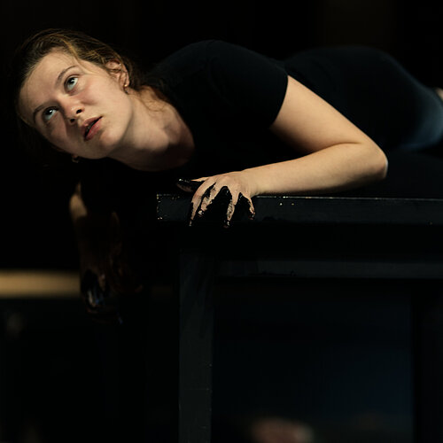 Hoftheater // Schwarze Füße - Déracinée