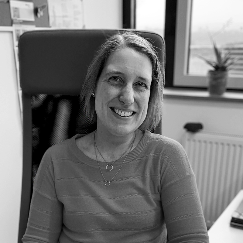 Porträtfoto in schwarz-weiß von Sabine Hendrikx (M. Sc.)