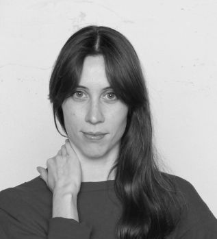 Porträtfoto in schwarz-weiß von Lily Martin