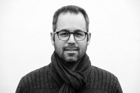 Portätfoto von Prof. Willem-Jan Beeren in schwarz weiß, Professor im Lehrgebiet Architektur und Kunst im Dialog