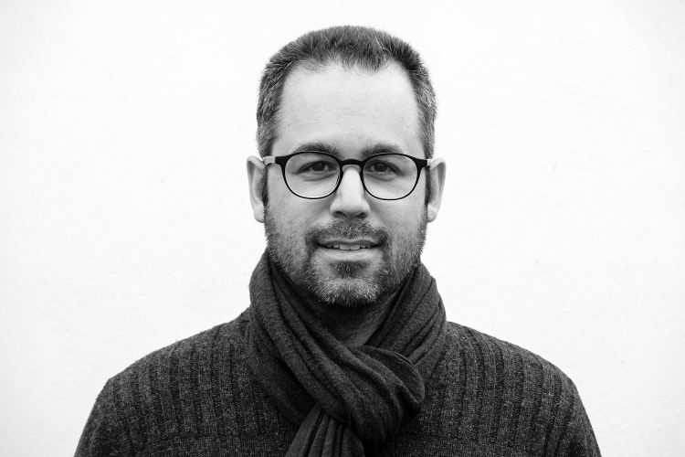 Portätfoto von Prof. Willem-Jan Beeren in schwarz weiß, Professor im Lehrgebiet Architektur und Kunst im Dialog