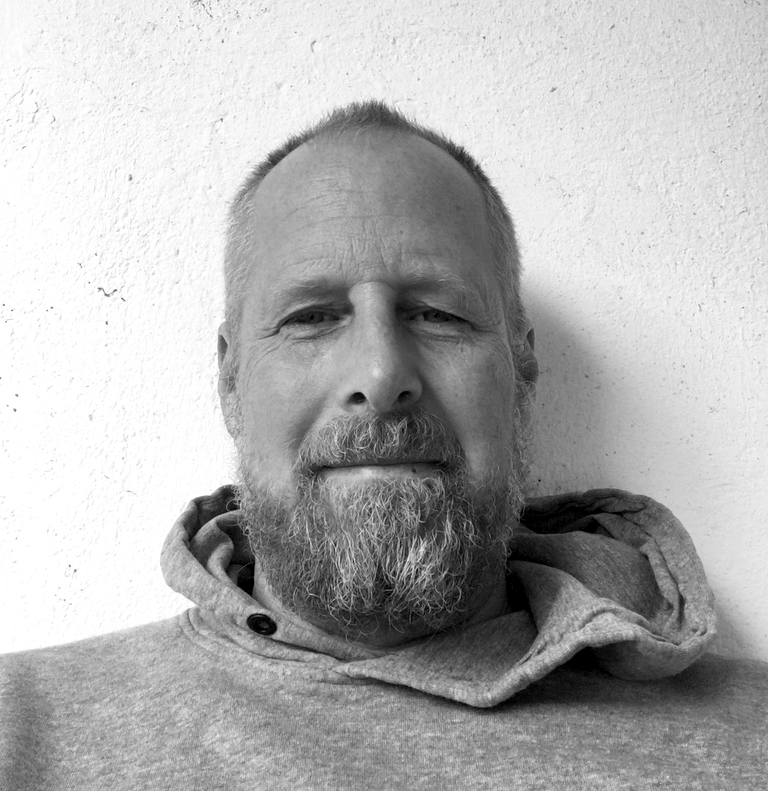 Porträtfoto in schwarz-weiß von Prof. Paul Petry