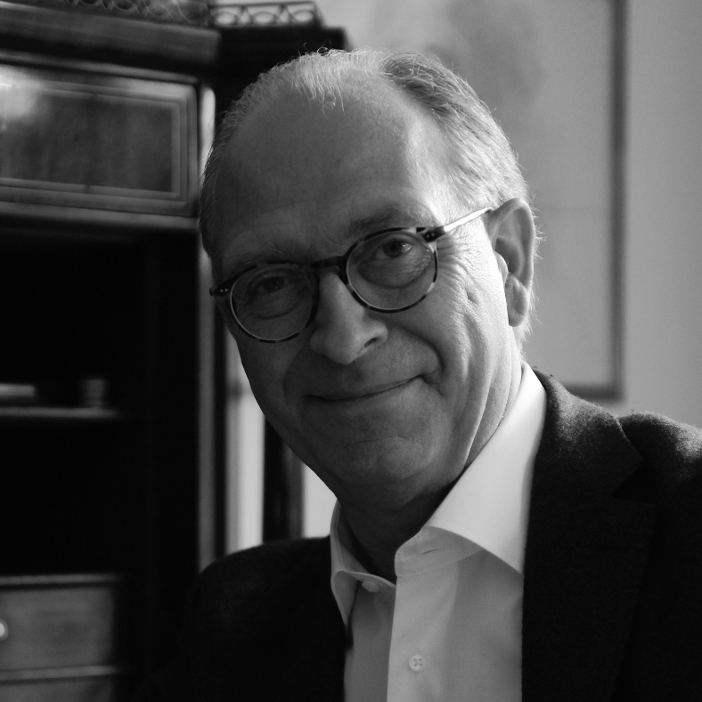 Porträtfoto in schwarz-weiß von Prof. Dr. Roland Kaehlbrandt