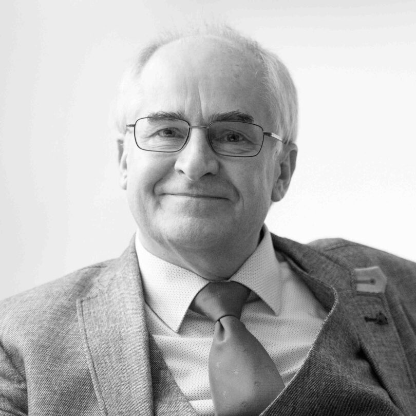 Porträtfoto in schwarz-weiß von Prof. Dr. Hans-Joachim Pieper