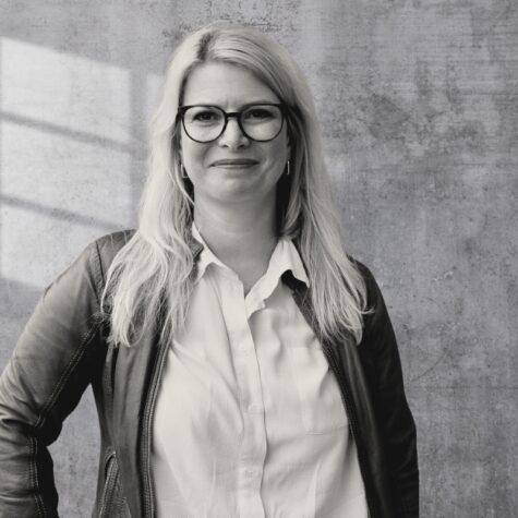 Porträtfoto in schwarz-weiß von Prof. Dr. Stefanie Greubel