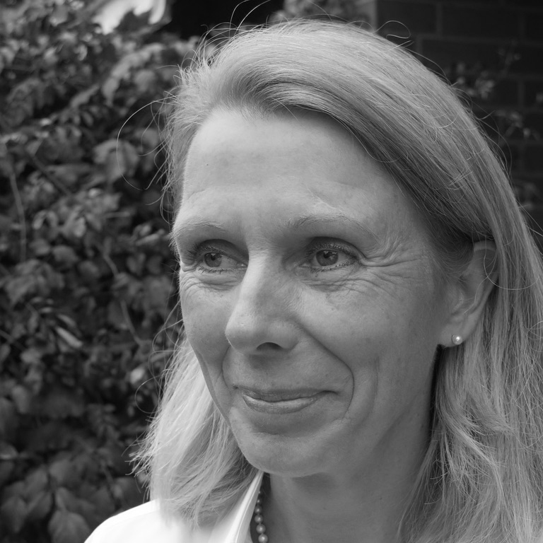 Porträtfoto in schwarz-weiß von Dr. Angelika Wiehl