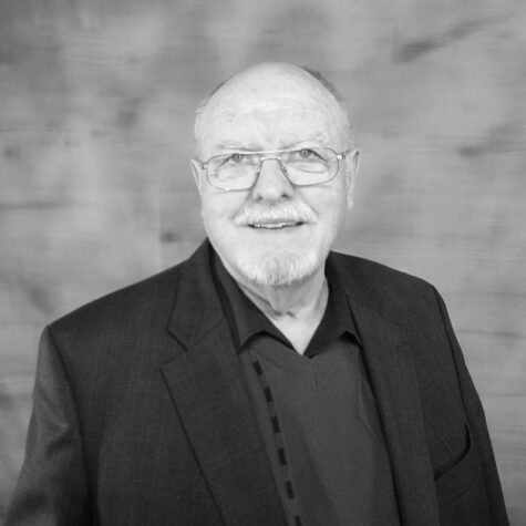 Porträtfoto in schwarz-weiß von Prof. Dr. Maximilian Buchka