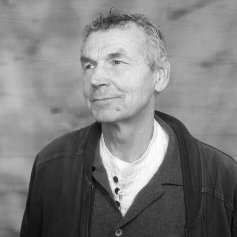 Porträtfoto in schwarz-weiß von Helmut Hinrichsen