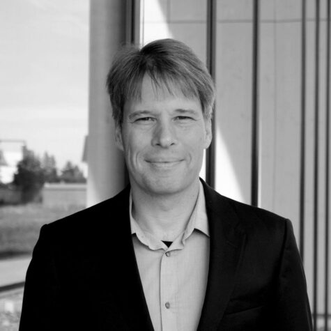 Porträtfoto in schwarz-weiß von Prof. Dr. rer. pol. Dirk Battenfeld