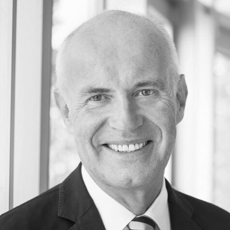 Porträtfoto in schwarz-weiß von Prof. Dr. Götz Rehn