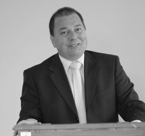 Porträtfoto in schwarz-weiß von Prof. Dr. rer. oec. Gregor Krämer