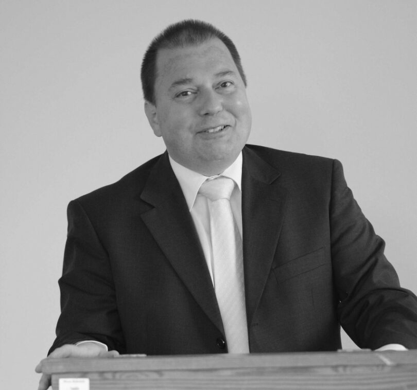 Porträtfoto in schwarz-weiß von Prof. Dr. rer. oec. Gregor Krämer