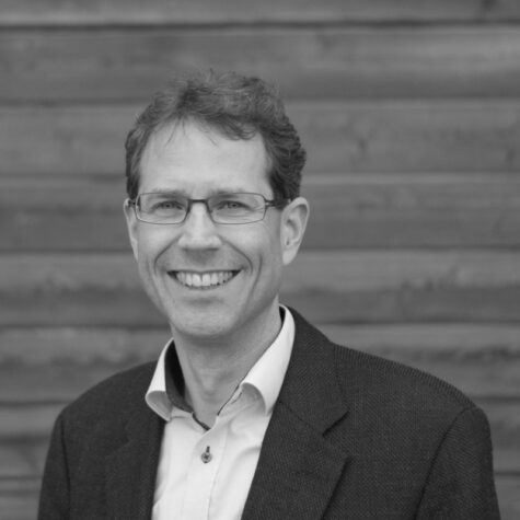 Porträtfoto in schwarz-weiß von Prof. Dr. rer. oec. Lars Petersen