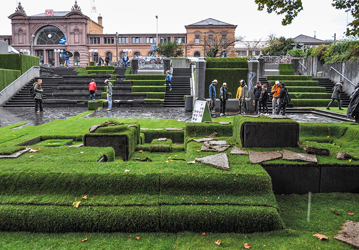 Kunstprojekt von Kunststudierenden der Alanus Hochschule mit Rollrasen am Bonner Hauptbahnhof