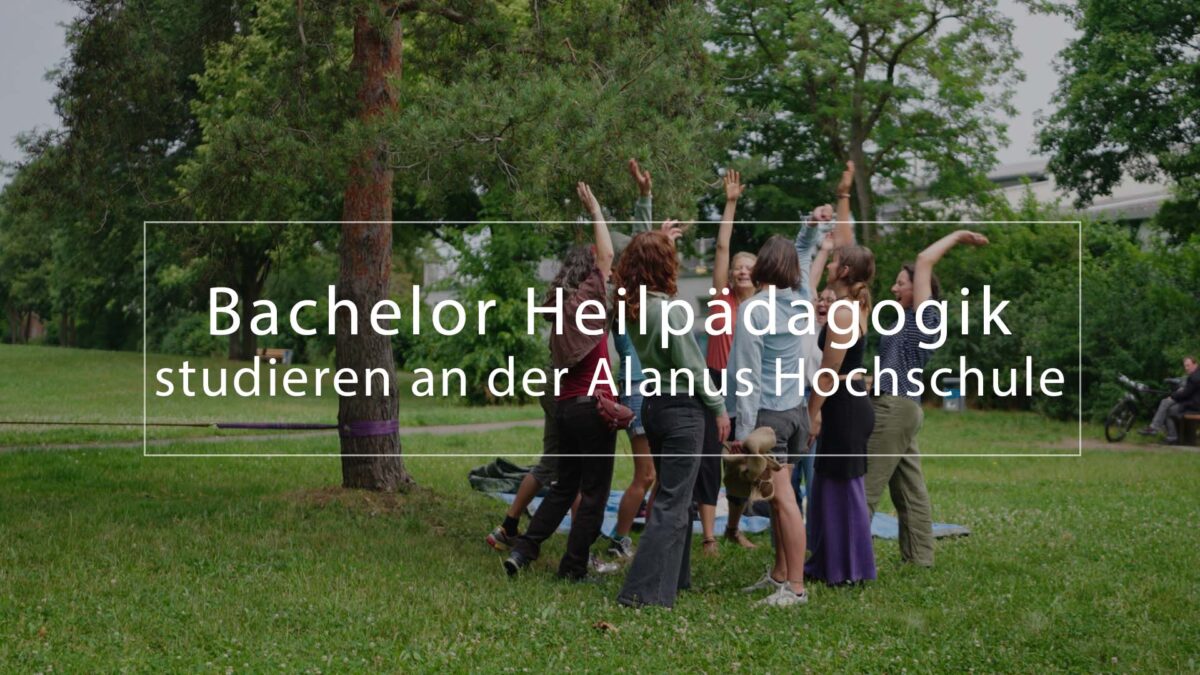 Gruppe junger Menschen steht in einem Kreis auf einer grünen Wiese und streckt gemeinsam die Arme in die Höhe; darüber liegt der Text: „Bachelor Heilpädagogik s