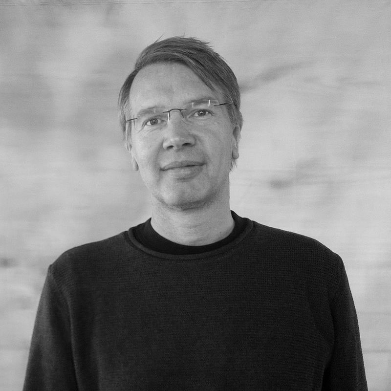 Porträtfoto in schwarz-weiß von Eric Bollmann (M.A.)