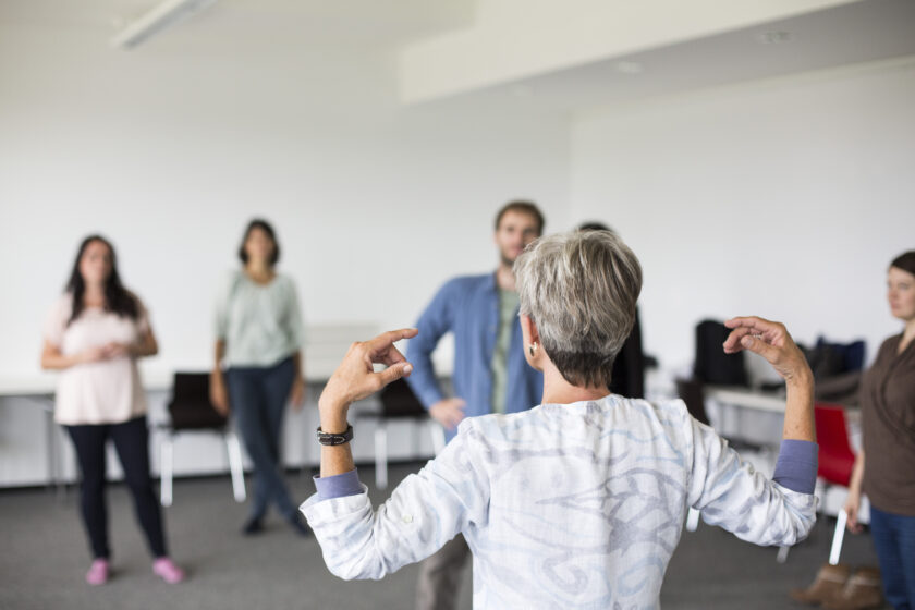 Im Rahmen des Seminar Eurythmie üben Studierende mit einer Eurythmistin.