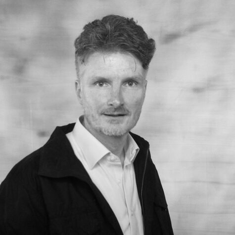 Porträtfoto in schwarz-weiß von Dr. Alexander Röhler