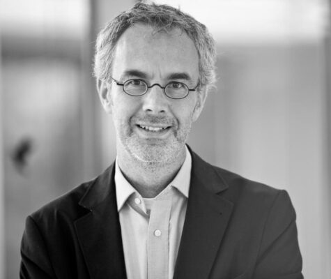 Porträtfoto in schwarz-weiß von Prof. Dr. rer. pol. Steffen Koolmann