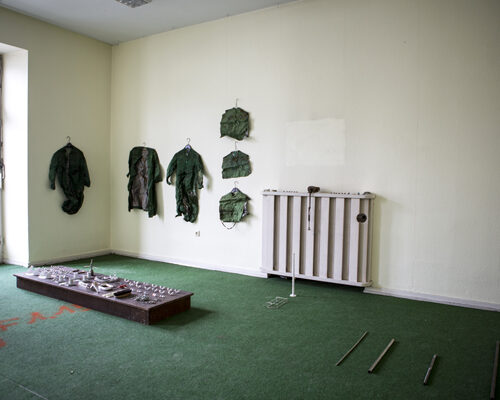 Installation mit Fundstücken aus den Häusern - Lukas Fritz Installation mit Fundstücken aus den Häusern - Lukas Fritz