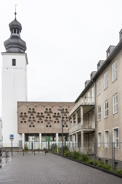 Gelände eines ehemaligen Kinderheims in Köln Sülz mit einem Haus und einer Kirche, wo eine Ausstellung stattfand.