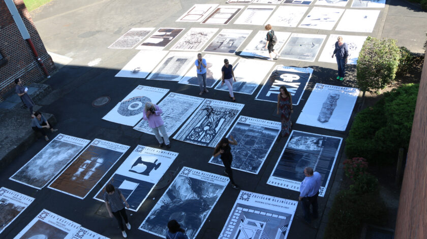 Kunstaktion in der JVA Siegburg zum Thema „Frei-Räume“ mit großen Bildern auf dem Boden