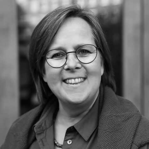 Porträtfoto in schwarz-weiß von Sophie Pannitschka