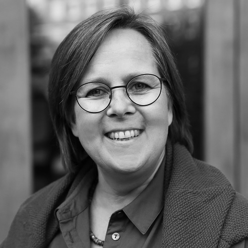 Porträtfoto in schwarz-weiß von Sophie Pannitschka