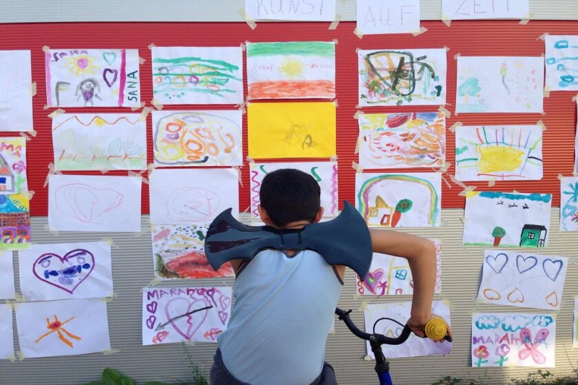 Ausstellung der Werke aus einem künstlerischen Projekt mit Flüchtlingskindern.