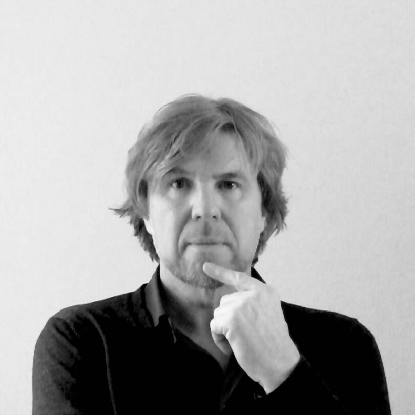 Porträtfoto in schwarz-weiß von Prof. Johannes Brunner, Professor für Bildhauerei