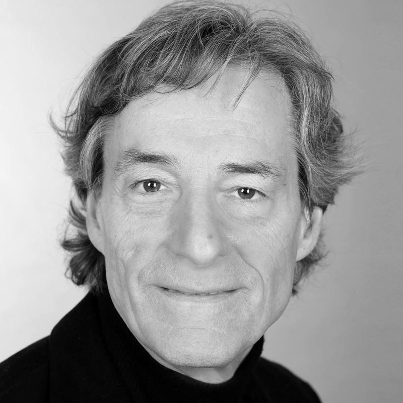 Porträtfoto in schwarz-weiß von Prof. Dr. phil Hartmut Traub